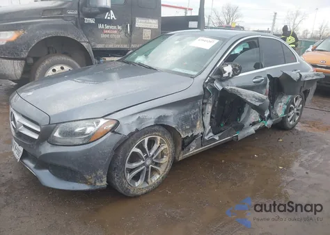 2017 Mercedes-Benz C 300 z USA, uszkodzony, nr VIN 55SWF4JB9HU179392